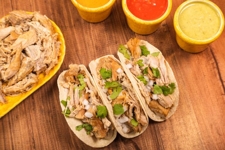 Tacos de carnitas Don Macizo con cilantro y cebolla