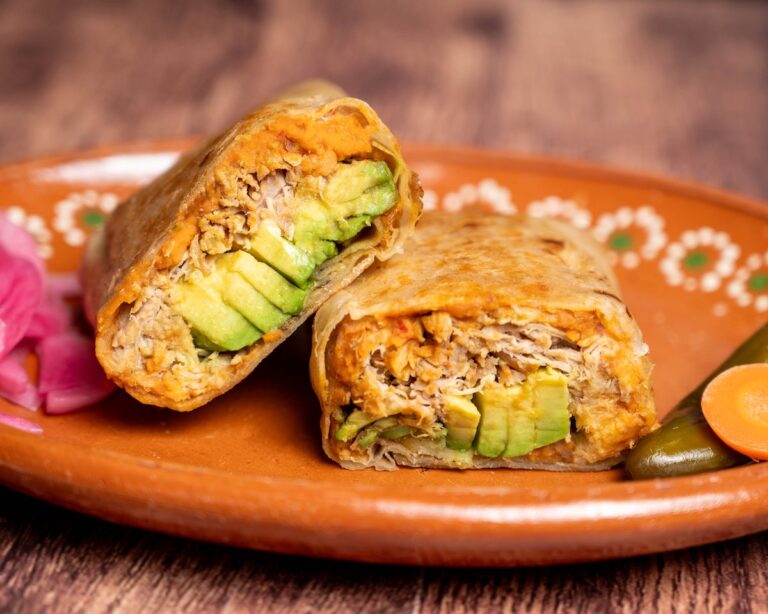 Don Ma Burro, burrito de carnitas con aguacate en tortilla de harina dorada