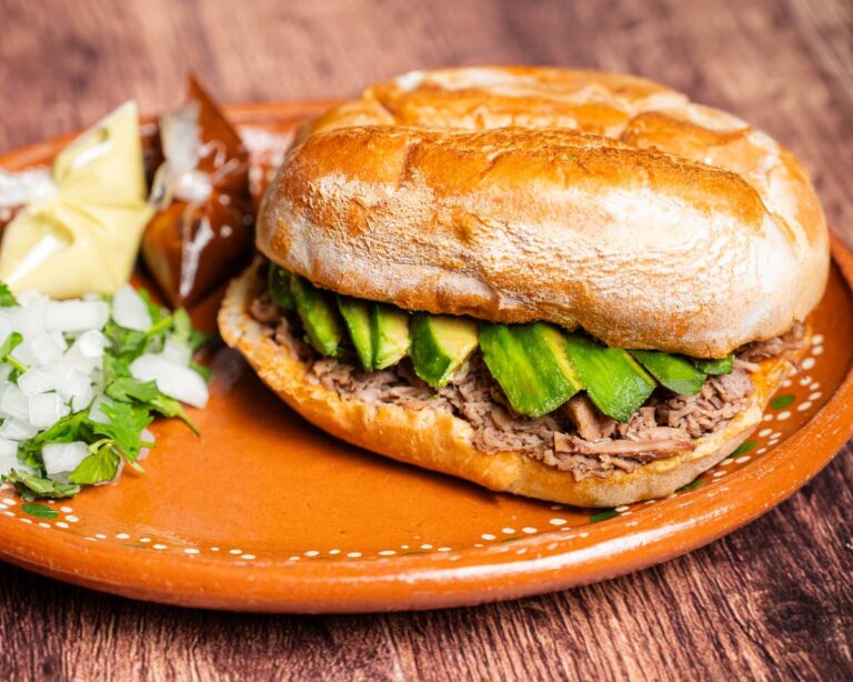 Don Ma Torta de barbacoa con aguacate en plato de barro
