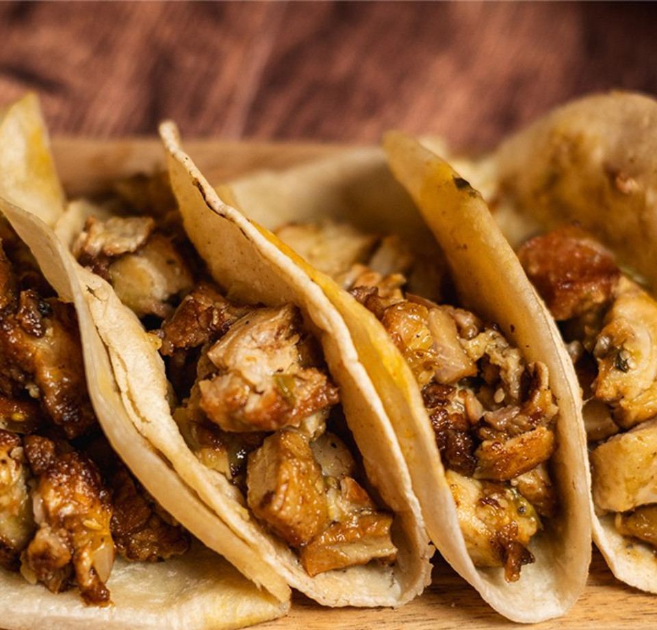 Tacos de chicharrón en salsa verde